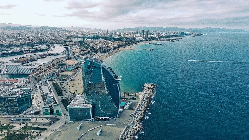 Puerto de Barcelona con hotel Wella en primer plano